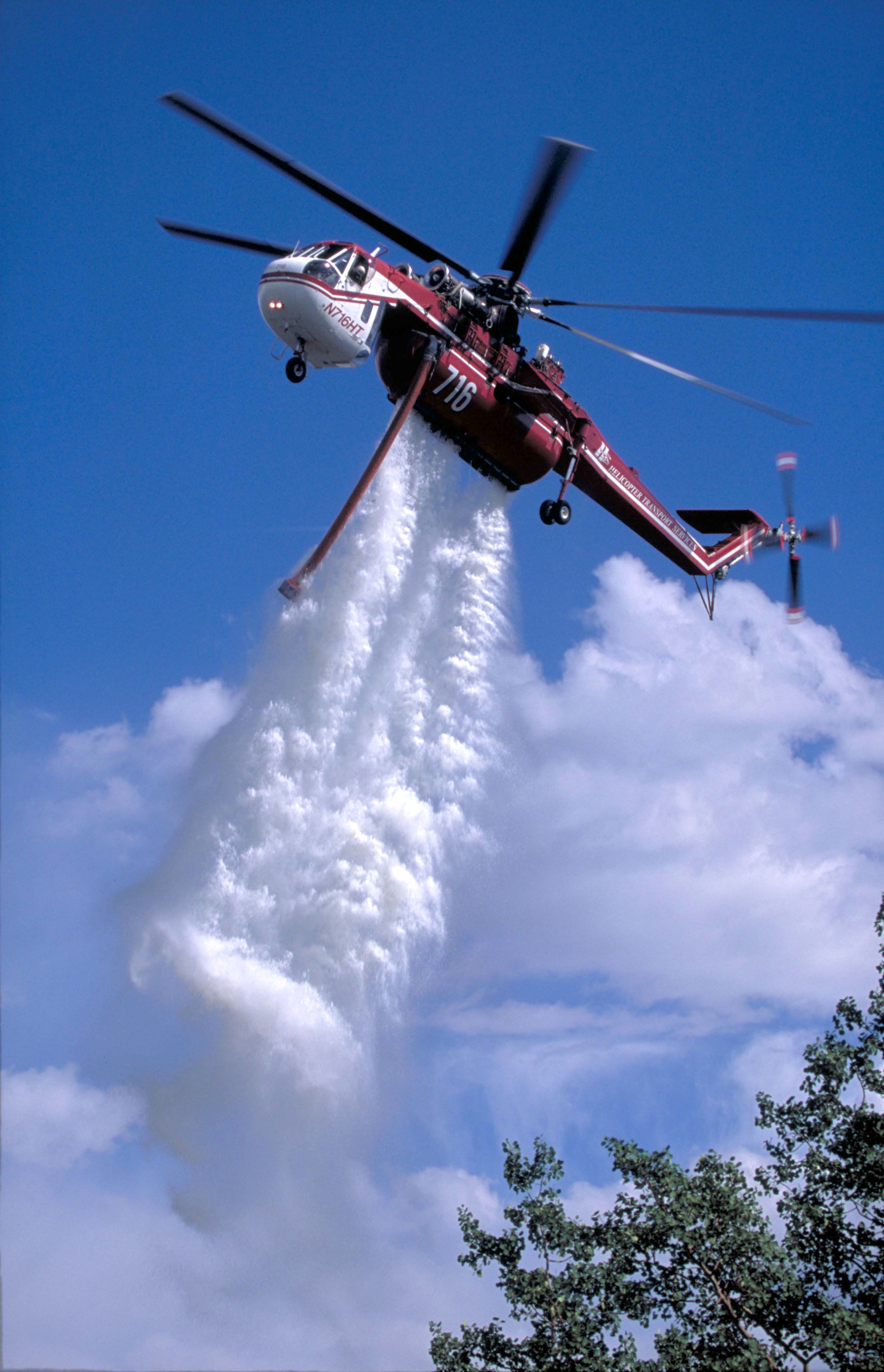 Skycrane releasing water, seen from directly below