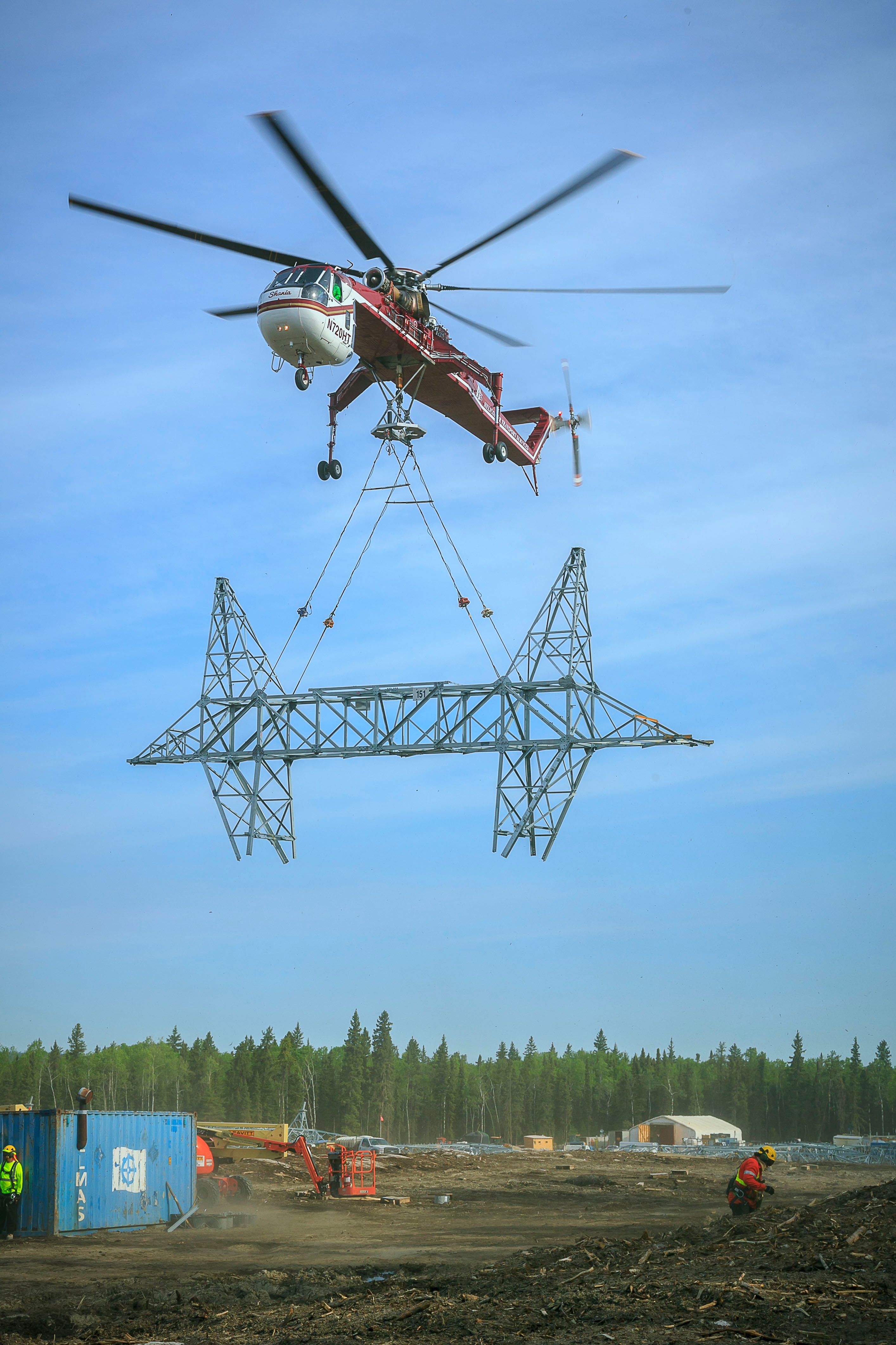 Skycrane carrying a transmission tower section